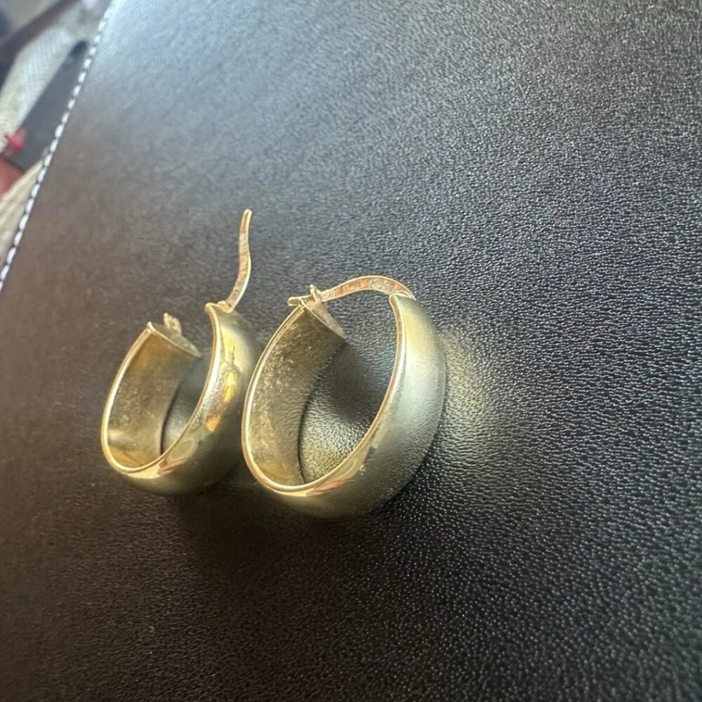 14k yellow gold oval hoop earrings, latchback
